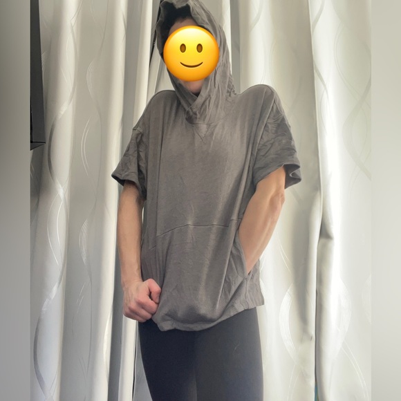 👑 2/$40 👑 Fabletics short sleeve hoodie - Picture 9 of 12